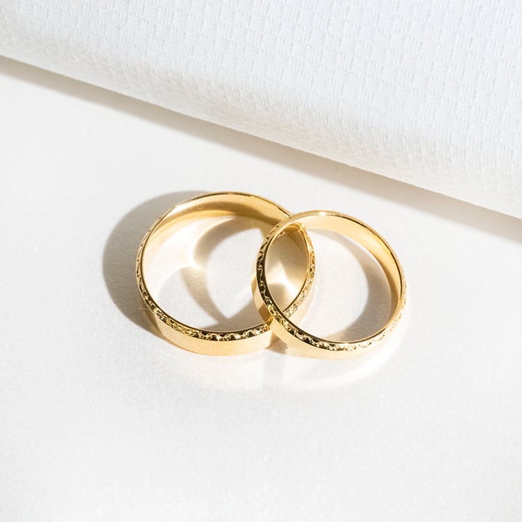 Goldene Eheringe mit einem verzierten Rand Rahim 114111