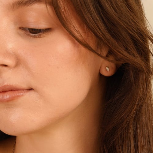 Minimalistische goldene Ohrstecker mit birnenförmigen Diamanten Ronja