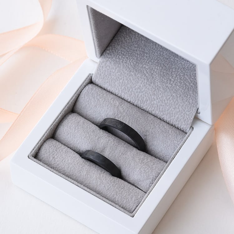 Leicht Abgerunde Trauringe aus Carbon Naest 77708