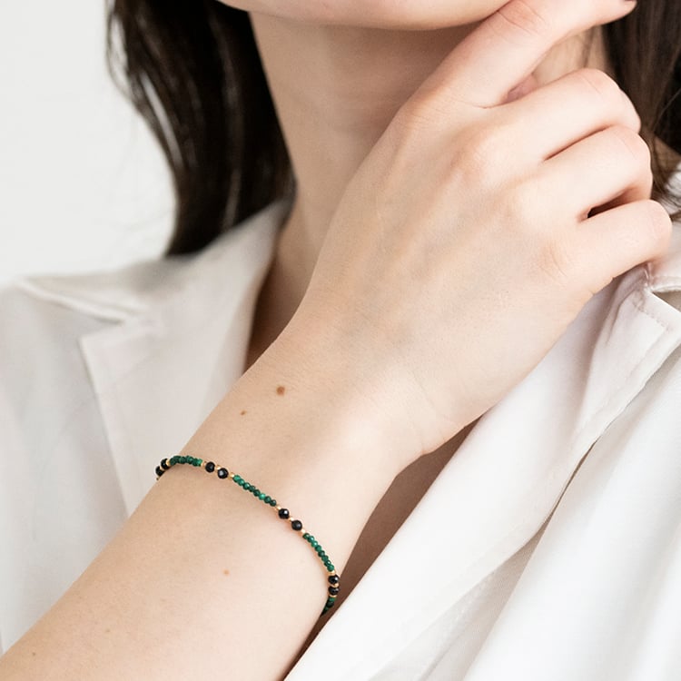 Vergoldetes Armband mit Malachit- und Spinell-Perlen Amila 115680