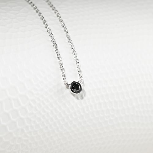 Minimalistische Halskette mit schwarzem Diamanten Glosie