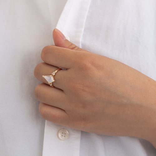 Einzigartiger Ring mit einem Mondstein Kettil