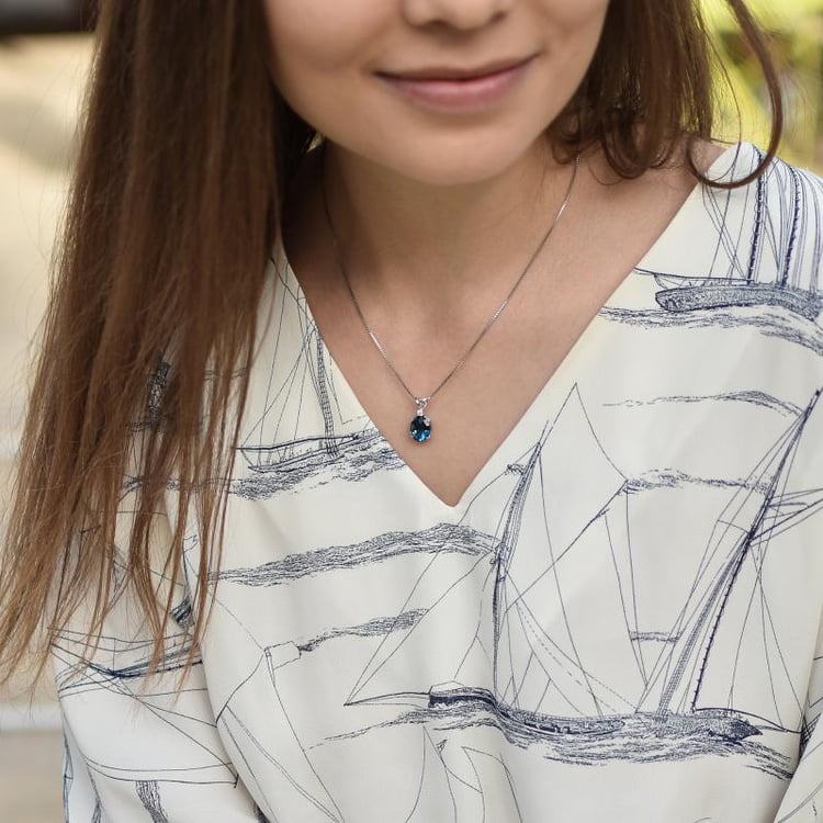 Topas goldene Kette auf der Dame 32198