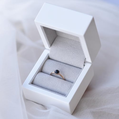 Goldener minimalistischer Ring mit schwarzem Opal Stowy