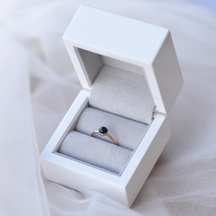 Goldener minimalistischer Ring mit schwarzem Opal Stowy 52360