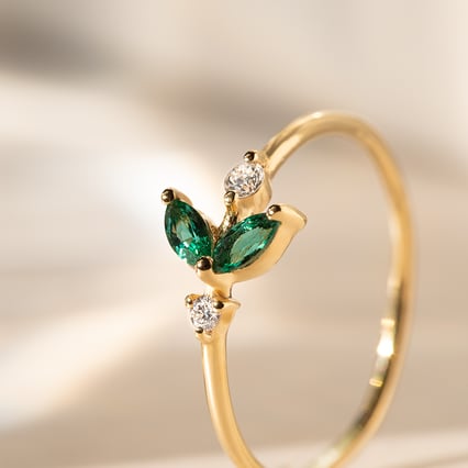 Cluster Ring mit Lab Grown Smaragden und Diamanten Chace