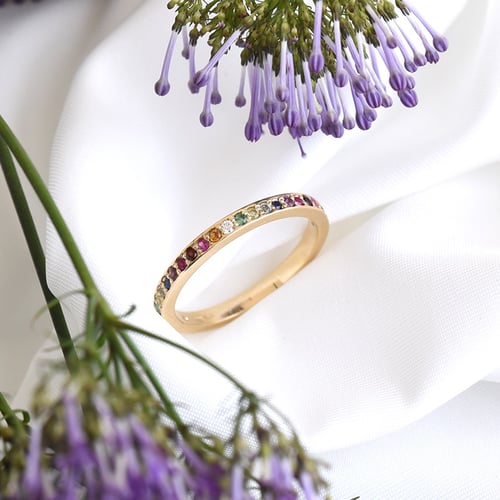Goldener Eternity-Ring mit Edelsteinen in Regenbogenfarben Mewya