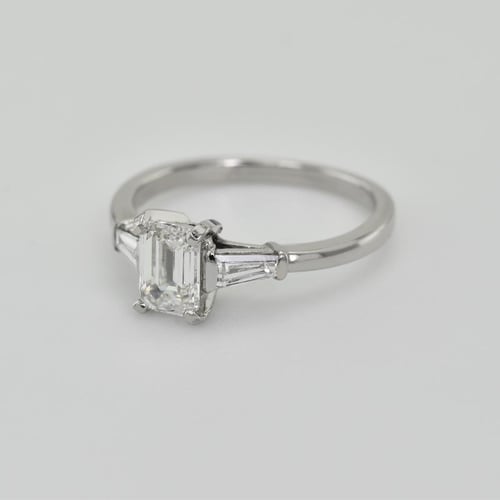 Verlobungsring mit Lab Grown Diamant in Emerald-Form Talmar