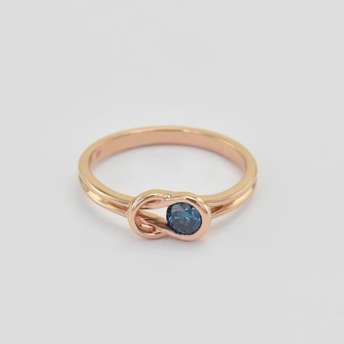 Romantischer Verlobungsring mit blauem Diamant Cearah