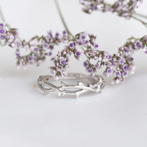Zarter Ring mit einem Zweiglein und Lab Grown Diamanten Hamana