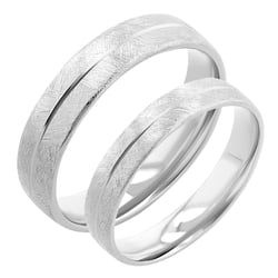 Goldene Eheringe mit gekratzter Oberfläche Alesha