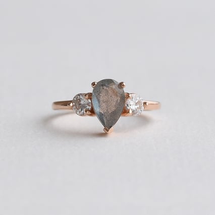 Verlobungsring mit Labradorit und Moissaniten Nanon