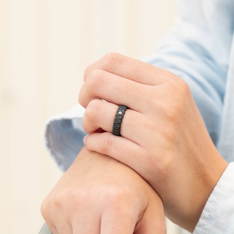 Trauringe aus Carbon mit unebener Oberfläche und Diamant Soren 144089