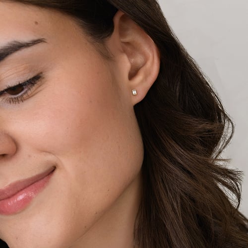 Minimalistische goldene Ohrstecker mit Diamanten in Emerald-Form Agata