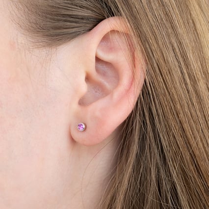 Silberne Ohrstecker mit rosa Saphiren in Bezelfassung Tofine