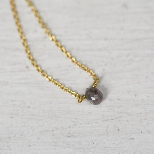 Goldene Halskette mit grauem Diamanten-Tropfen Vebrina