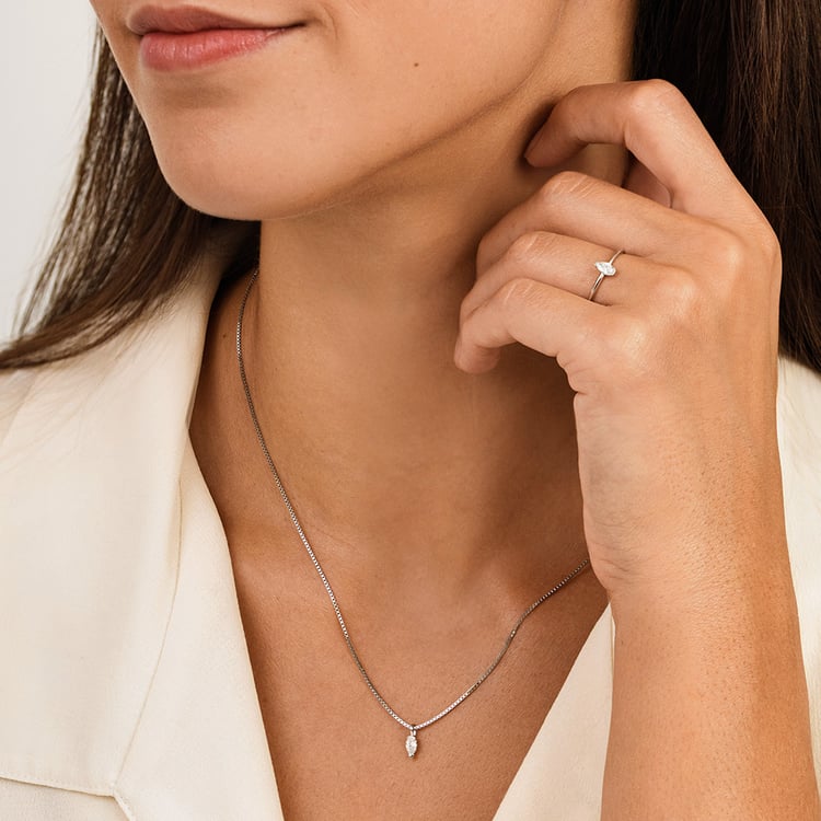 Minimalistischer Anhänger aus Gold mit einem Diamanten in Birnenform Malena 163110