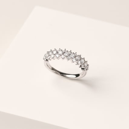 Half-Eternity-Ring aus Gold mit natürlichen Diamanten Govind