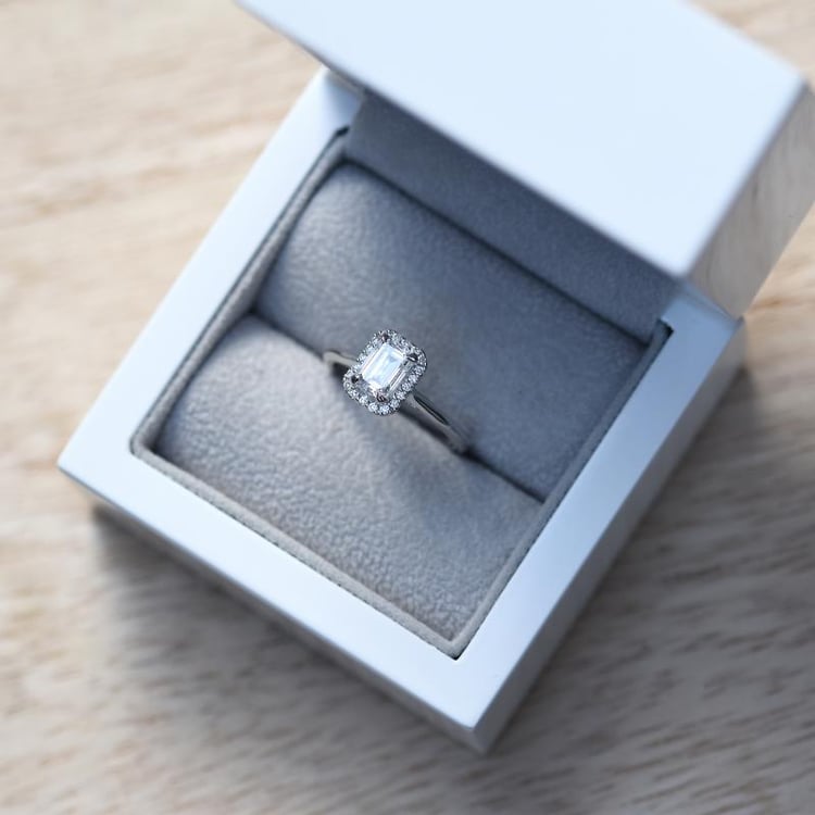 Eppi-Geschenkbox mit Verlobungsring voll von Diamanten 49480