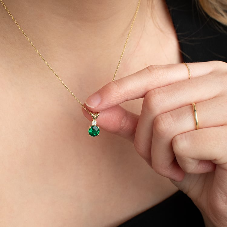 Goldener Anhänger mit Smaragd und Diamant Emolyna 135517