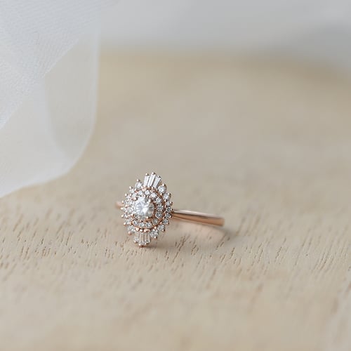 Einzigartiger Verlobungsring aus Gold mit Moissanit und lab-grown Diamanten Deizy