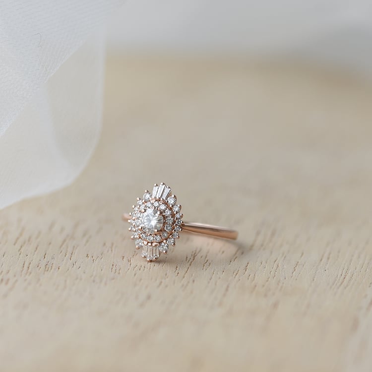 Einzigartiger Verlobungsring aus Gold mit Moissanit und lab-grown Diamanten Deizy 63648