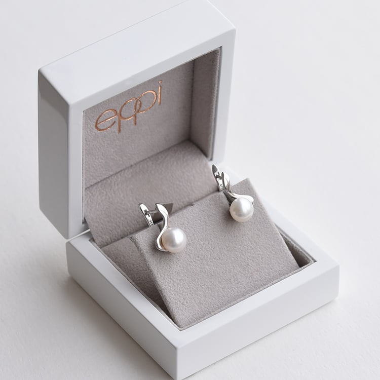 Silberne Ohrringe mit weißen Perlen Scarlet 74205