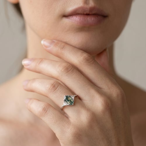 Einzigartiger ring mit Moosachat und Moissaniten Rubens