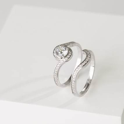 Elegantes Set von Verlobungsring und Ehering mit Diamanten Dyani