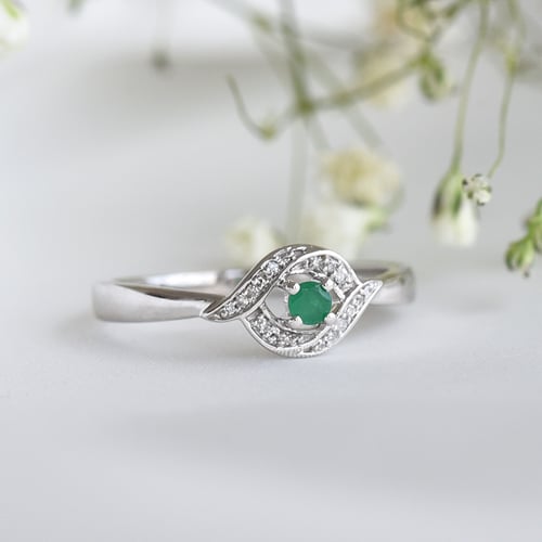 Ring mit Smaragd und Diamanten Nurisa