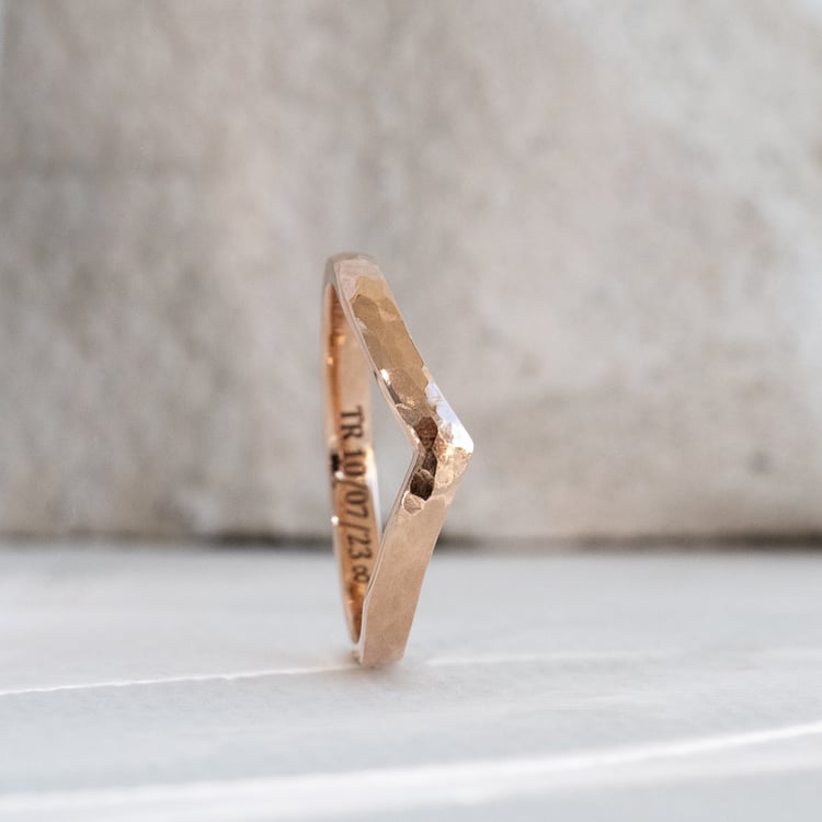 Ehering in V-Form mit Hammerschlag-Motiv Yenka 122607