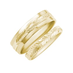 Untraditionelle goldene Trauringe mit Gravur Jennifer