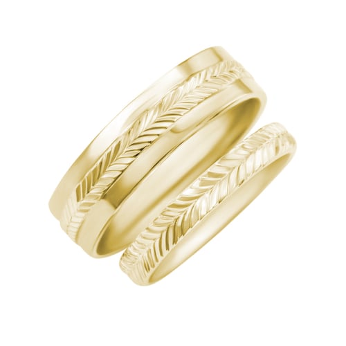 Untraditionelle goldene Trauringe mit Gravur Jennifer