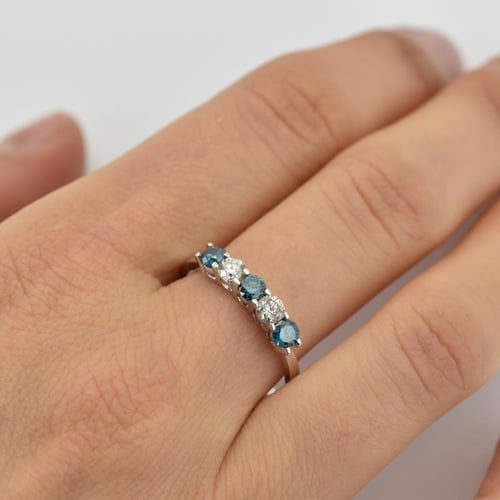 Goldener Ring mit blauen und klaren Diamanten Aisha
