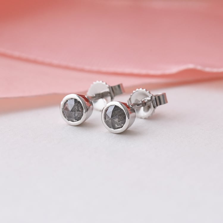 Goldene Ohrstecker mit 0.44ct Salt and Pepper Diamanten Haliena 75448