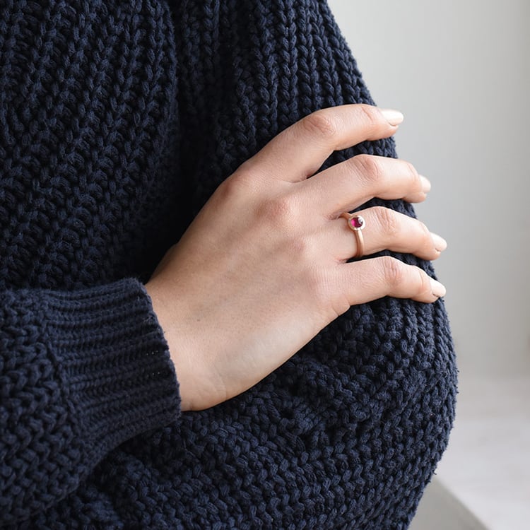 Goldener Ring mit Rose Cut Rubin Layla 75256