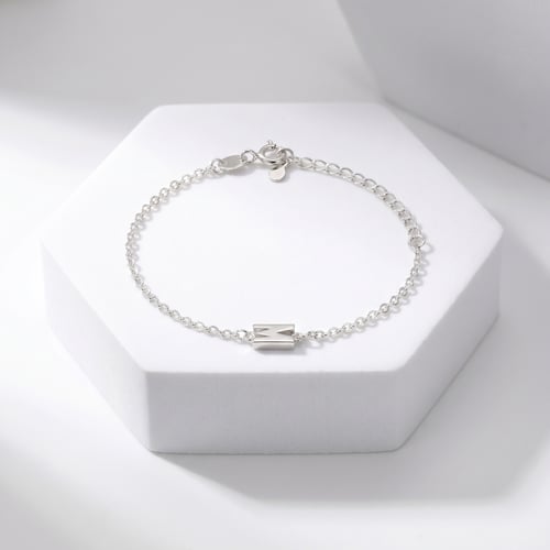 Goldenes Armband mit Buchstaben M Elinn