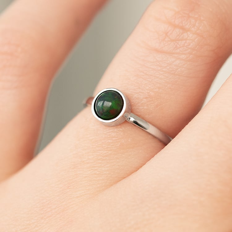 Goldener minimalistischer Ring mit schwarzem Opal Stowy 134687