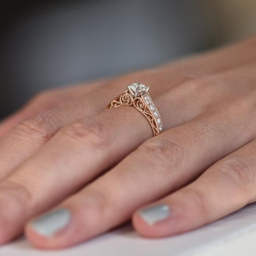 Verlobungsring im Vintage-Stil mit Moissanit und Lab Grown Diamanten Keran