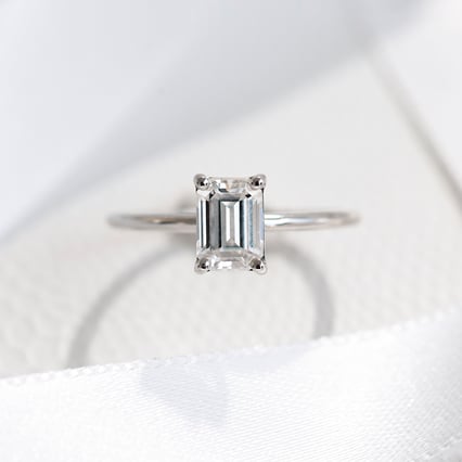 Silberner Ring mit Moissanit in Emerald Form in der Größe Ihrer Wahl Olson