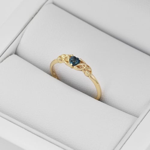 Ring mit herzförmigem Topas und Notenschlüssel Akant