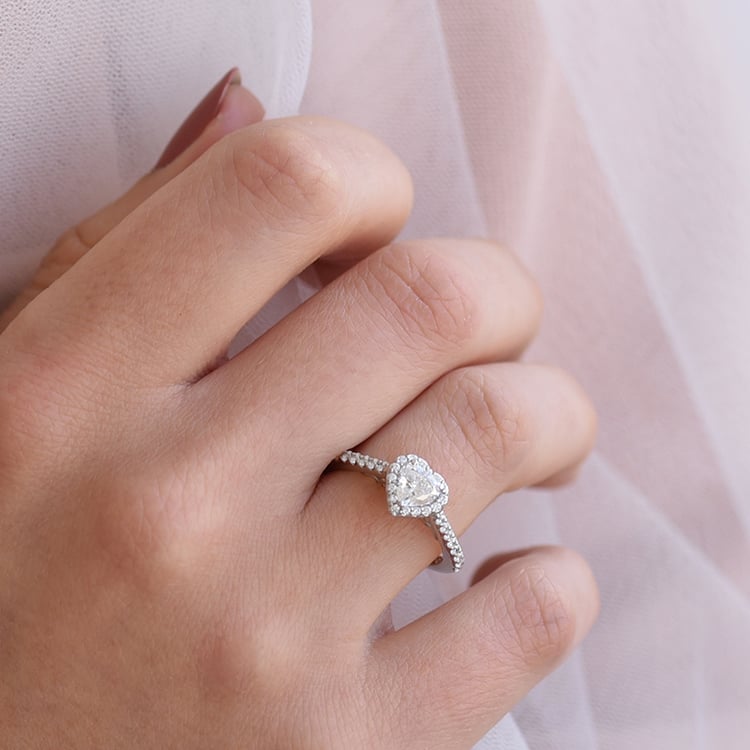 Platin Verlobungsring mit Herzschliff Diamantenauf dem Finger 60924