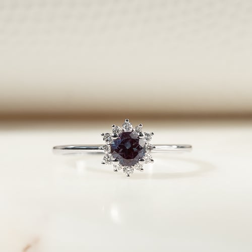 Verlobungsring mit einem Alexandriten und Diamanten im Halo-Stil Condeh