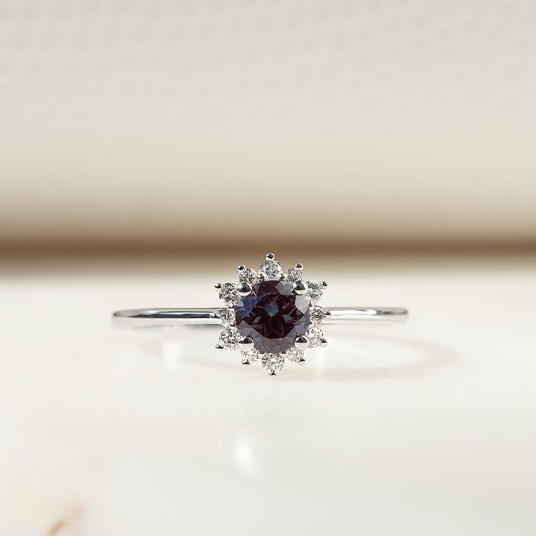 Verlobungsring mit einem Alexandriten und Diamanten im Halo-Stil Condeh 134054