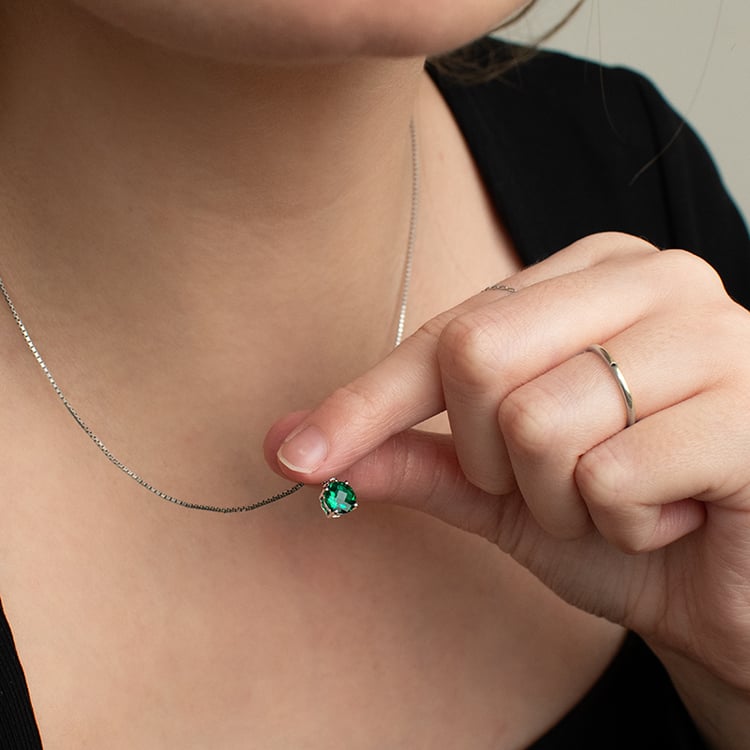 Goldener Anhänger mit Smaragd und Diamant Emolyna 135526