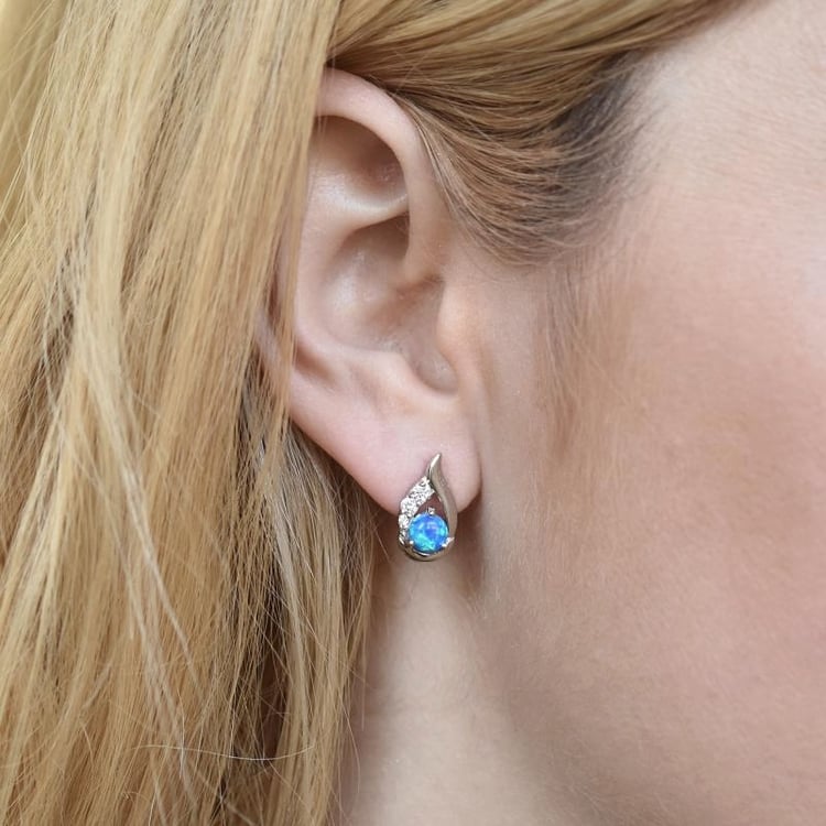 Ohr mit zauberhaften Opalen in Silberohrringen 106835