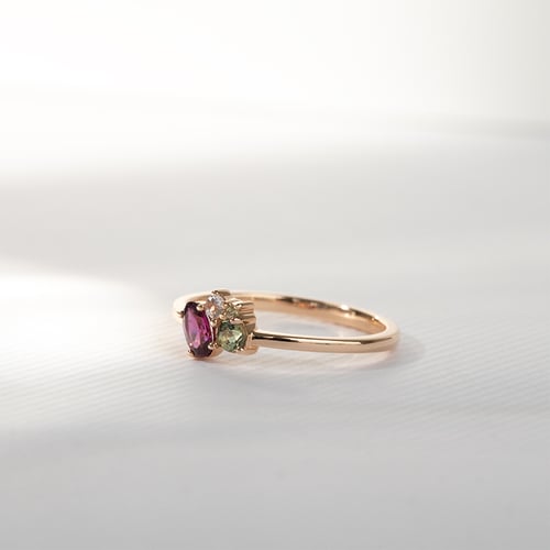 Cluster-Ring mit Rodolithgranat, Saphir, Morganit und Olivin Bluma