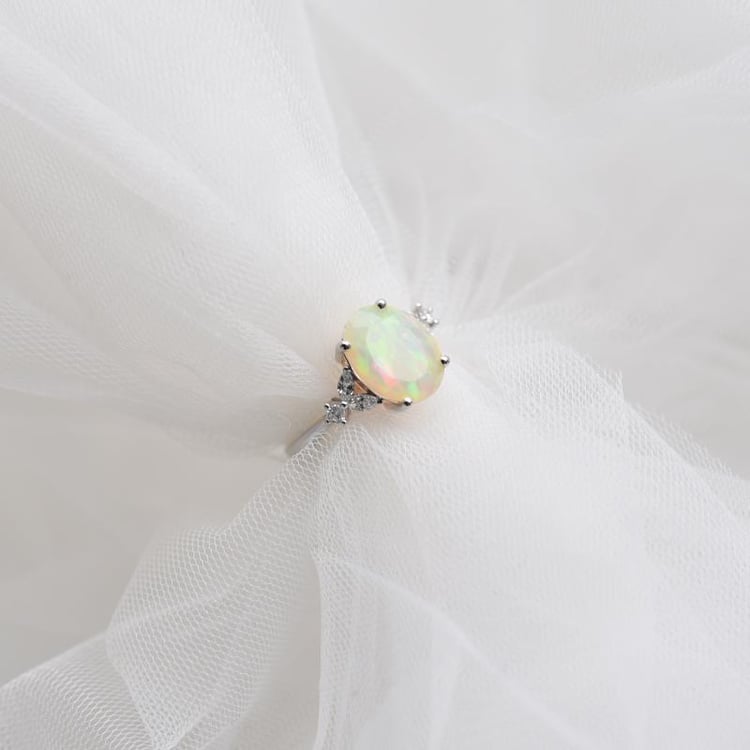 Goldener Ring mit ovalem Opal und Diamanten Melisa 51615
