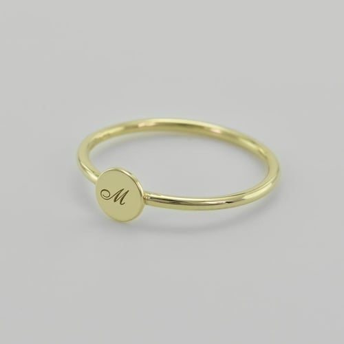 Goldring mit Gravur eines Buchstabens Babire