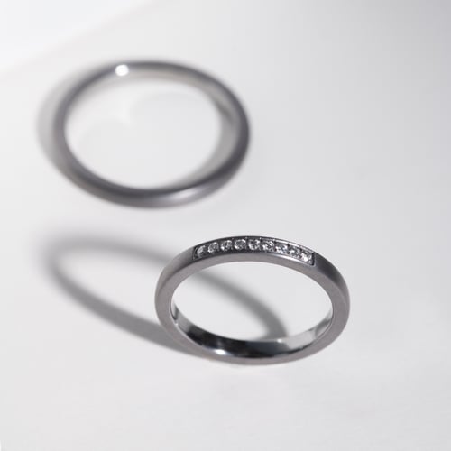 Eheringe aus Tantal mit Diamanten Rille
